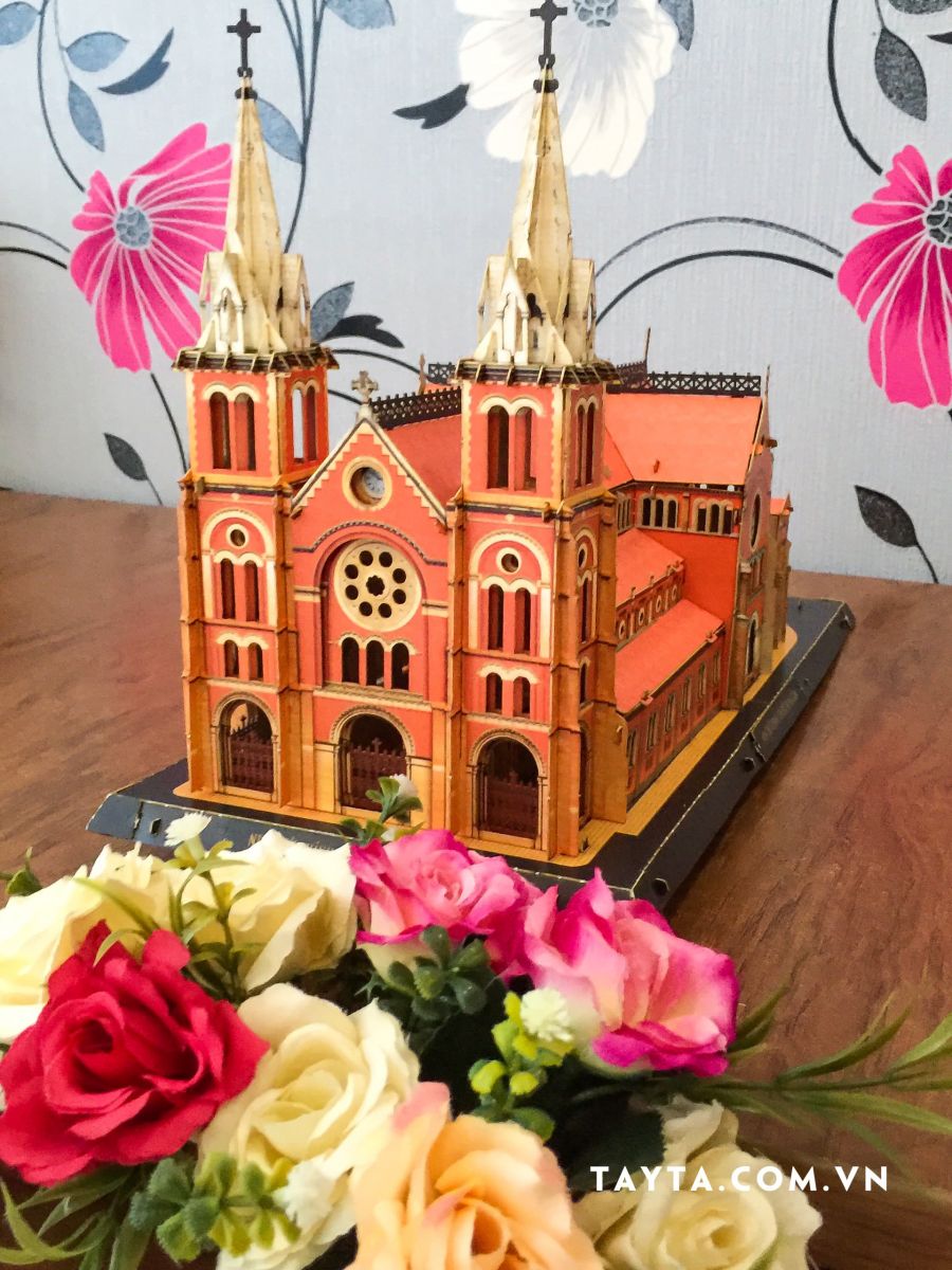 Bộ lắp ghép Mô hình 3D Nhà thờ Đức Bà Sài Gòn (ảnh khách chụp)