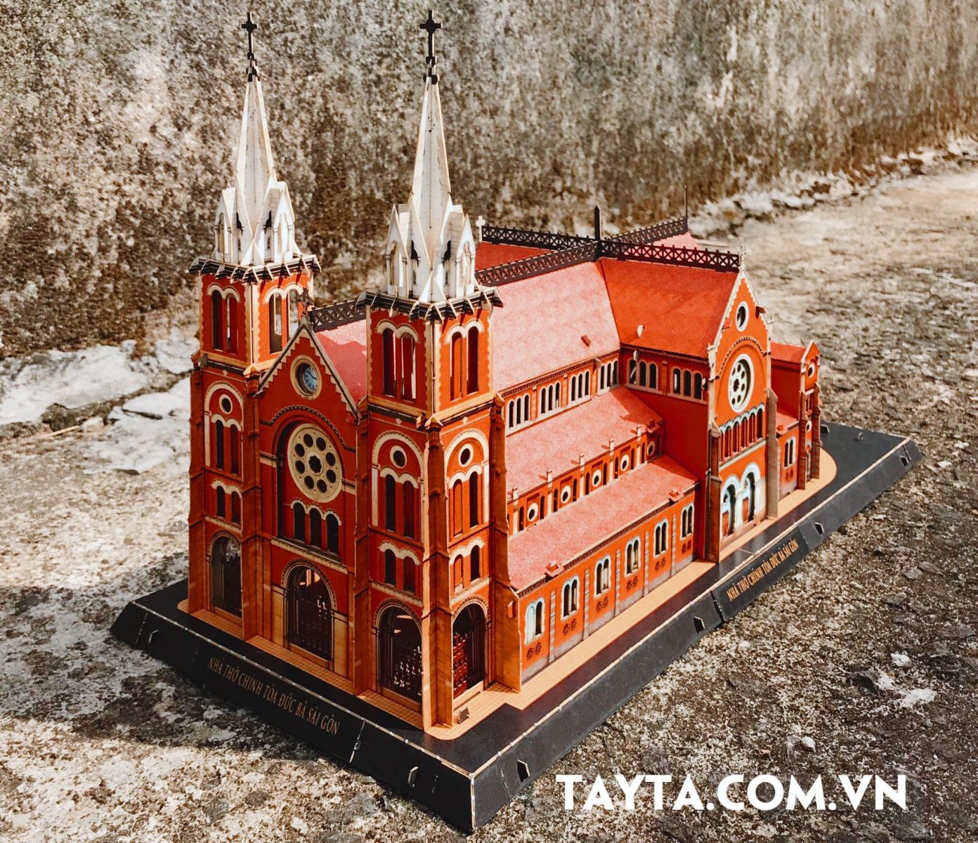 Mô hình 3D Nhà thờ Đức Bà Sài Gòn do Khách chụp phản hổi