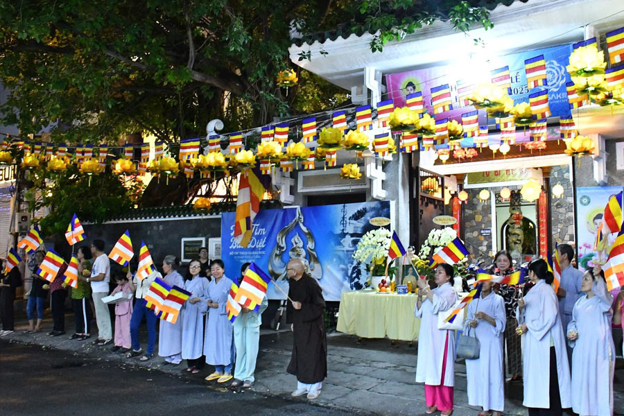 lồng đèn hoa sen tayta treo tại chùa quán âm phú nhuận tphcm