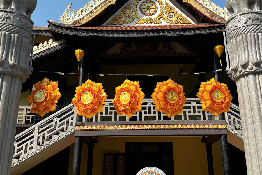 lồng đèn hoa sen hào quang đẹp rực rỡ tại đất phật nepal