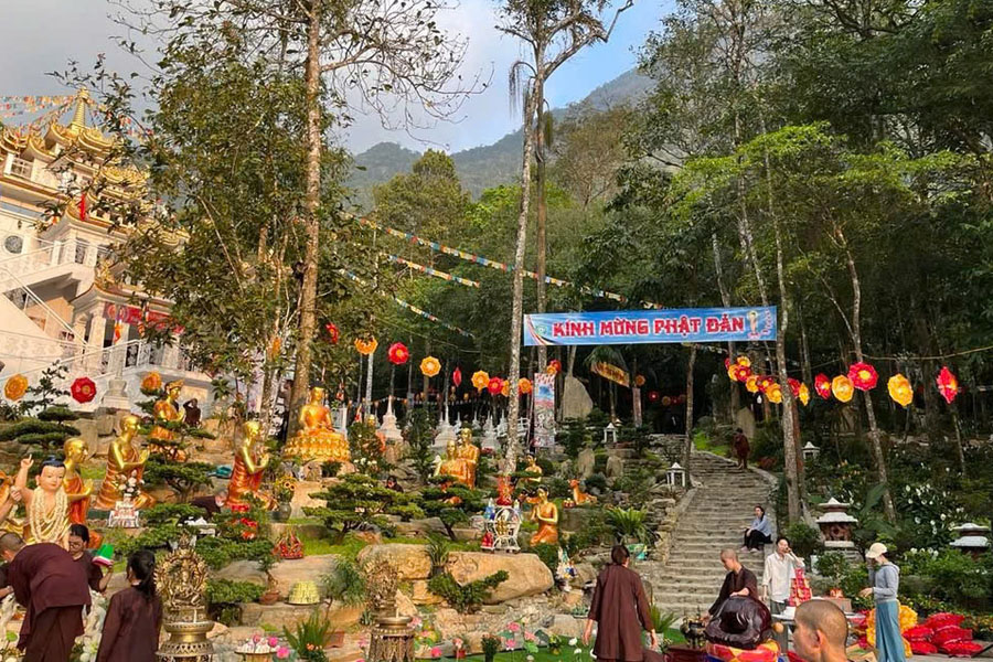 lồng đèn hoa sen tayta treo tại chùa thiên ân vĩnh phúc