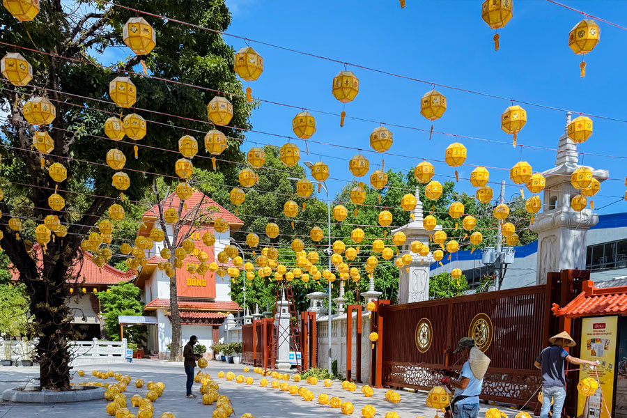vẻ đẹp của lồng đèn phật giáo tayta trang trí ở chùa phổ quang tân bình