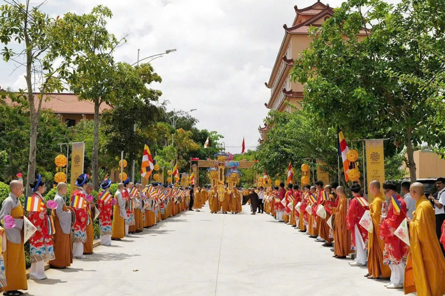 lồng đèn tayta treo tại học viện phật học bình chánh tphcm