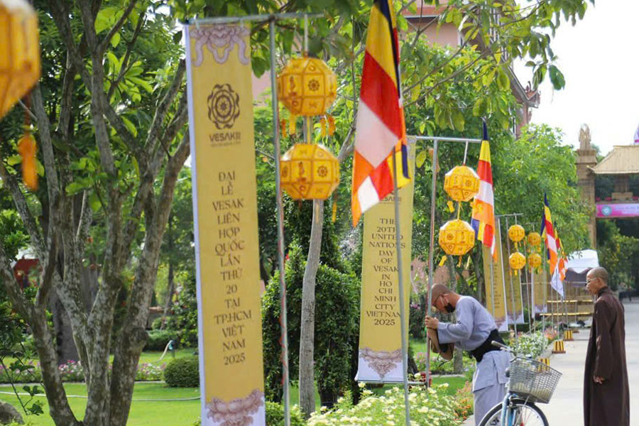 lồng đèn tayta đón mừng xá lợi PHật