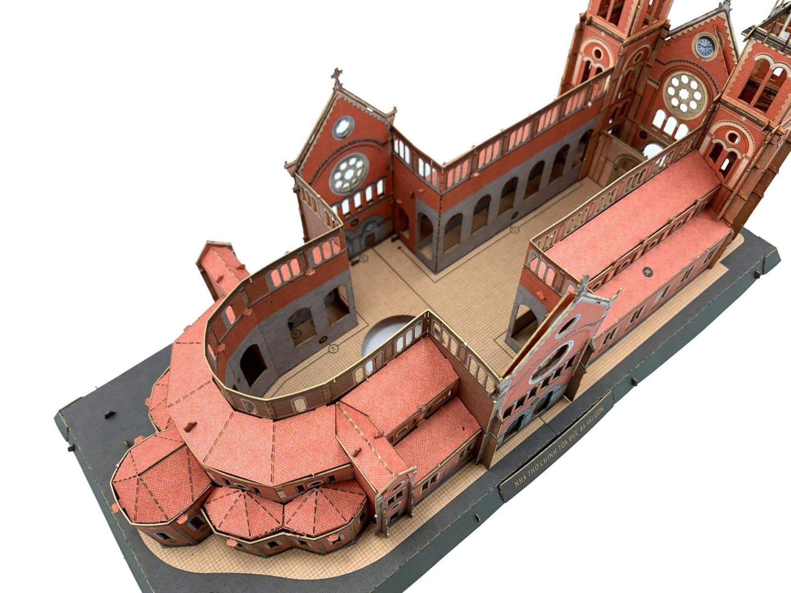 Mô hình 3D Nhà thờ khi gần hoàn thiện, phần trong có thể trang trí thêm phụ kiện, hoặc lắp đèn led chiếu sáng