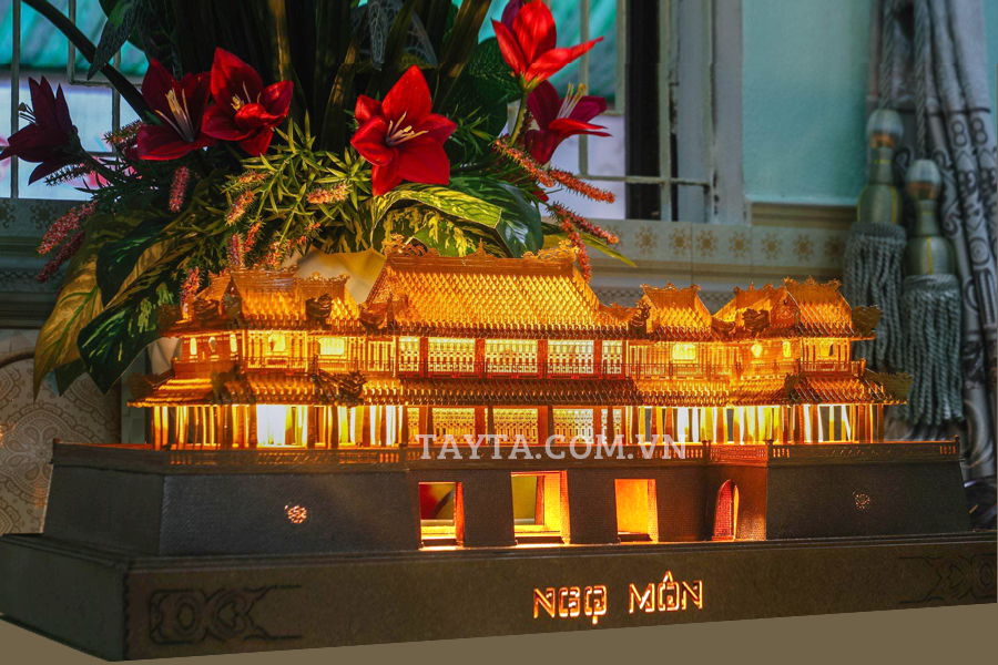 Quà tặng khách vip Ngọ Môn Huế kích thước lớn kèm đèn sang trọng.